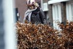 Hilversum 28 februari 2026
Jamie Kazan komt met scooter aan bij huis van Steven kazan . Daarna gaat ze boodschappen ndoen en komt ze ook weer terug.
