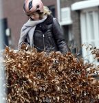 Hilversum 28 februari 2026
Jamie Kazan komt met scooter aan bij huis van Steven kazan . Daarna gaat ze boodschappen ndoen en komt ze ook weer terug.