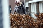 Hilversum 28 februari 2026
Jamie Kazan komt met scooter aan bij huis van Steven kazan . Daarna gaat ze boodschappen ndoen en komt ze ook weer terug.