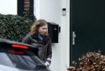 Hilversum 28 februari 2026
Jamie Kazan komt met scooter aan bij huis van Steven kazan . Daarna gaat ze boodschappen ndoen en komt ze ook weer terug.