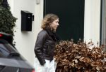 Hilversum 28 februari 2026
Jamie Kazan komt met scooter aan bij huis van Steven kazan . Daarna gaat ze boodschappen ndoen en komt ze ook weer terug.