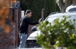 Volendam 20 maart 2026
Liza Smit helpt haar man Jan Smit met het inpakken van spullen in zijn auto . Na een huwelijk van 14 jaar hebben ze besloten te gaan scheiden . Liza blijft met de kinderen in hun huis wonen terwijl Jan in een huurhuis in Broek en Waterland gaat wonen.
