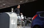 Volendam 20 maart 2026
Liza Smit helpt haar man Jan Smit met het inpakken van spullen in zijn auto . Na een huwelijk van 14 jaar hebben ze besloten te gaan scheiden . Liza blijft met de kinderen in hun huis wonen terwijl Jan in een huurhuis in Broek en Waterland gaat wonen.