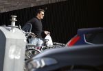 Volendam 20 maart 2026
Liza Smit helpt haar man Jan Smit met het inpakken van spullen in zijn auto . Na een huwelijk van 14 jaar hebben ze besloten te gaan scheiden . Liza blijft met de kinderen in hun huis wonen terwijl Jan in een huurhuis in Broek en Waterland gaat wonen.