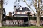 Volendam 20 maart 2026
Liza Smit helpt haar man Jan Smit met het inpakken van spullen in zijn auto . Na een huwelijk van 14 jaar hebben ze besloten te gaan scheiden . Liza blijft met de kinderen in hun huis wonen terwijl Jan in een huurhuis in Broek en Waterland gaat wonen.