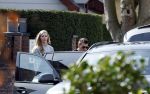 Volendam 20 maart 2026
Liza Smit helpt haar man Jan Smit met het inpakken van spullen in zijn auto . Na een huwelijk van 14 jaar hebben ze besloten te gaan scheiden . Liza blijft met de kinderen in hun huis wonen terwijl Jan in een huurhuis in Broek en Waterland gaat wonen.