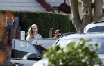 Volendam 20 maart 2026
Liza Smit helpt haar man Jan Smit met het inpakken van spullen in zijn auto . Na een huwelijk van 14 jaar hebben ze besloten te gaan scheiden . Liza blijft met de kinderen in hun huis wonen terwijl Jan in een huurhuis in Broek en Waterland gaat wonen.