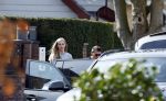 Volendam 20 maart 2026
Liza Smit helpt haar man Jan Smit met het inpakken van spullen in zijn auto . Na een huwelijk van 14 jaar hebben ze besloten te gaan scheiden . Liza blijft met de kinderen in hun huis wonen terwijl Jan in een huurhuis in Broek en Waterland gaat wonen.