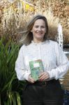 Amsterdam 1 maart 2026
Presentatie boek Lies Visschedijk bij de botanische tuin . Hans Dorrestijn reikte het eerste exemplaar uit .