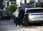 Amsterdam 16 maart 2026
Nadat Selma Omari op de pc hooftstraat is geweest rijdt ze naar de beethovenstraat waar ze een ontmoeting met Lil Kleine heeft . Lil Kleine moet met vele fans op de foto.