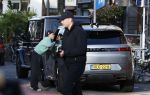 Amsterdam 16 maart 2026
Nadat Selma Omari op de pc hooftstraat is geweest rijdt ze naar de beethovenstraat waar ze een ontmoeting met Lil Kleine heeft . Lil Kleine moet met vele fans op de foto.