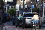 Amsterdam 16 maart 2026
Nadat Selma Omari op de pc hooftstraat is geweest rijdt ze naar de beethovenstraat waar ze een ontmoeting met Lil Kleine heeft . Lil Kleine moet met vele fans op de foto.