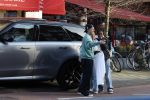 Amsterdam 16 maart 2026
Nadat Selma Omari op de pc hooftstraat is geweest rijdt ze naar de beethovenstraat waar ze een ontmoeting met Lil Kleine heeft . Lil Kleine moet met vele fans op de foto.