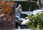 Volendam 20 maart 2026
Liza Smit helpt haar man Jan Smit met het inpakken van spullen in zijn auto . Na een huwelijk van 14 jaar hebben ze besloten te gaan scheiden . Liza blijft met de kinderen in hun huis wonen terwijl Jan in een huurhuis in Broek en Waterland gaat wonen.