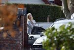 Volendam 20 maart 2026
Liza Smit helpt haar man Jan Smit met het inpakken van spullen in zijn auto . Na een huwelijk van 14 jaar hebben ze besloten te gaan scheiden . Liza blijft met de kinderen in hun huis wonen terwijl Jan in een huurhuis in Broek en Waterland gaat wonen.