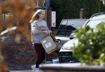 Volendam 20 maart 2026
Liza Smit helpt haar man Jan Smit met het inpakken van spullen in zijn auto . Na een huwelijk van 14 jaar hebben ze besloten te gaan scheiden . Liza blijft met de kinderen in hun huis wonen terwijl Jan in een huurhuis in Broek en Waterland gaat wonen.