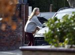 Volendam 20 maart 2026
Liza Smit helpt haar man Jan Smit met het inpakken van spullen in zijn auto . Na een huwelijk van 14 jaar hebben ze besloten te gaan scheiden . Liza blijft met de kinderen in hun huis wonen terwijl Jan in een huurhuis in Broek en Waterland gaat wonen.