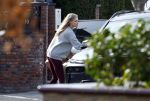 Volendam 20 maart 2026
Liza Smit helpt haar man Jan Smit met het inpakken van spullen in zijn auto . Na een huwelijk van 14 jaar hebben ze besloten te gaan scheiden . Liza blijft met de kinderen in hun huis wonen terwijl Jan in een huurhuis in Broek en Waterland gaat wonen.