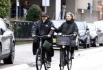 Amsterdam 11 maart 2026
Mari v d Ven met een kennis op de fiets in Amsterdam.
