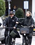 Amsterdam 11 maart 2026
Mari v d Ven met een kennis op de fiets in Amsterdam.