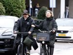 Amsterdam 11 maart 2026
Mari v d Ven met een kennis op de fiets in Amsterdam.