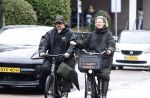 Amsterdam 11 maart 2026
Mari v d Ven met een kennis op de fiets in Amsterdam.