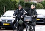Amsterdam 11 maart 2026
Mari v d Ven met een kennis op de fiets in Amsterdam.