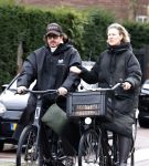 Amsterdam 11 maart 2026
Mari v d Ven met een kennis op de fiets in Amsterdam.