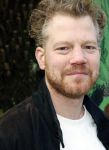 Amsterdam 1 maart 2026
Presentatie boek Lies Visschedijk bij de botanische tuin . Hans Dorrestijn reikte het eerste exemplaar uit . Pepijn Schoneveld en Merel Corduwener