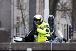Amsterdam 7 maart 2026
Een politieagent staat met een laser bij de ijtunnel