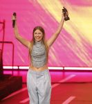 Leusden 9 maart 2026
Uitreiking edisons muziekprijzen bij Afas . 
Roxy Dekker ontvangt de prijs uit handen van haar vriend Koen v Heest
