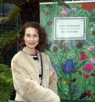 Amsterdam 1 maart 2026
Presentatie boek Lies Visschedijk bij de botanische tuin . Hans Dorrestijn reikte het eerste exemplaar uit . sandra Mattie