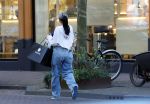 Amsterdam 16 maart 2026
Selma Omari loopt naar haar auto op de pc hooftstraat nadat ze bij Chanel is geweest.