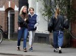 Amsterdam 7 maart 2026
Suze Mens en haar zoon op straat in Amsterdam zuid.