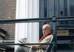 Amsterdam 1 maart 2026
Theo Hiddema leest een krantje in klapstoel voor zijn huis .