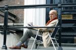 Amsterdam 1 maart 2026
Theo Hiddema leest een krantje in klapstoel voor zijn huis .