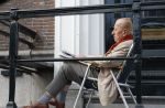 Amsterdam 1 maart 2026
Theo Hiddema leest een krantje in klapstoel voor zijn huis .