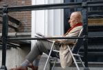 Amsterdam 1 maart 2026
Theo Hiddema leest een krantje in klapstoel voor zijn huis .