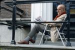 Amsterdam 1 maart 2026
Theo Hiddema leest een krantje in klapstoel voor zijn huis .