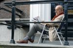 Amsterdam 1 maart 2026
Theo Hiddema leest een krantje in klapstoel voor zijn huis .