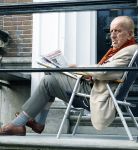 Amsterdam 1 maart 2026
Theo Hiddema leest een krantje in klapstoel voor zijn huis .