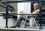 Amsterdam 1 maart 2026
Theo Hiddema leest een krantje in klapstoel voor zijn huis .