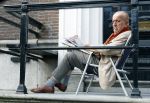 Amsterdam 1 maart 2026
Theo Hiddema leest een krantje in klapstoel voor zijn huis .
