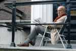 Amsterdam 1 maart 2026
Theo Hiddema leest een krantje in klapstoel voor zijn huis .