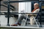 Amsterdam 1 maart 2026
Theo Hiddema leest een krantje in klapstoel voor zijn huis .