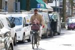 Amsterdam 2 maart 2026
Thierry Baudet met zijn. dochter  Penelope op de fiets in Amsterdam zuid