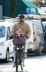Amsterdam 2 maart 2026
Thierry Baudet met zijn. dochter  Penelope op de fiets in Amsterdam zuid