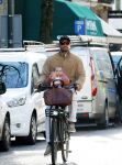 Amsterdam 2 maart 2026
Thierry Baudet met zijn. dochter  Penelope op de fiets in Amsterdam zuid