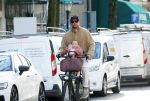 Amsterdam 2 maart 2026
Thierry Baudet met zijn. dochter  Penelope op de fiets in Amsterdam zuid