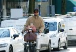 Amsterdam 2 maart 2026
Thierry Baudet met zijn. dochter  Penelope op de fiets in Amsterdam zuid